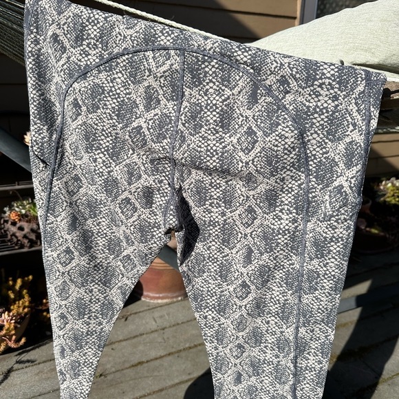 Xl Athleta snakeskin print, 7/8 length leggings w 2 small side pockets. EUC - Picture 7 of 11